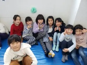 ３
