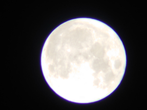 スマホ用の望遠レンズを使って中秋の名月を撮影しました