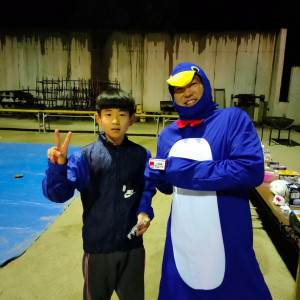 相原くん1番にビンゴ!ペンギンさんと記念撮影