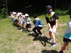 JSS瓢箪山課外活動　日帰りサマーキャンプの綱引き写真