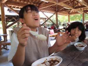 カレーライスを食べている写真