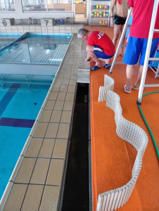 プールサイド溝清掃中