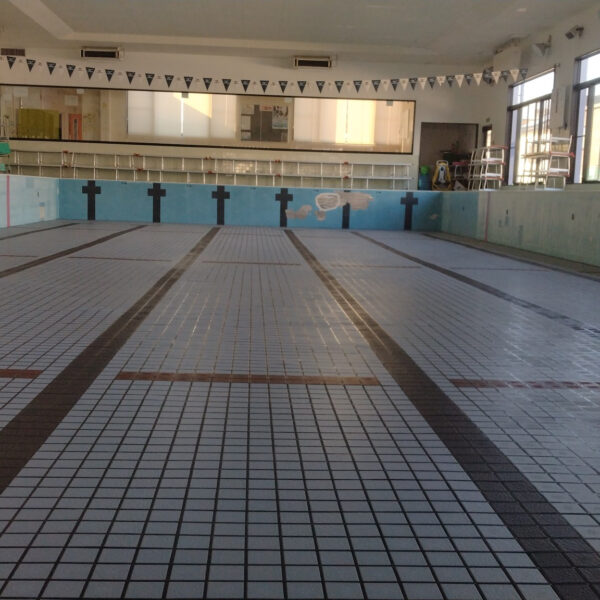プール塗装工事① 画像