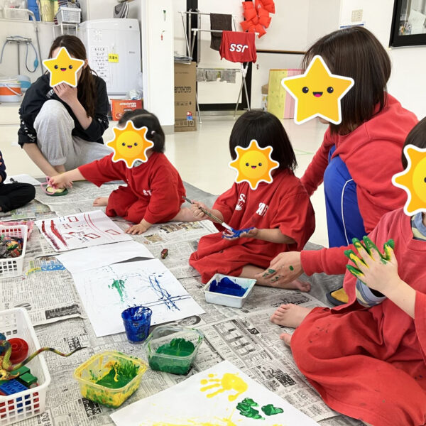 手形足形でこいのぼりを作りました！ 画像