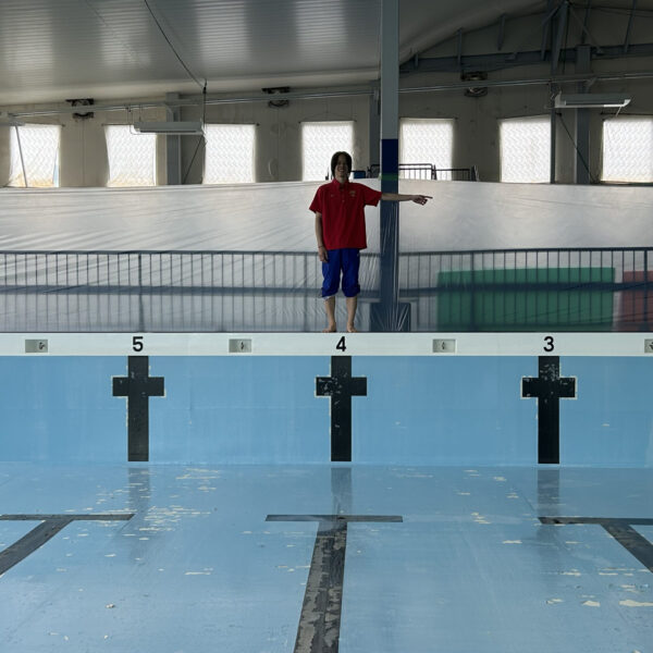 休館日のプール 画像