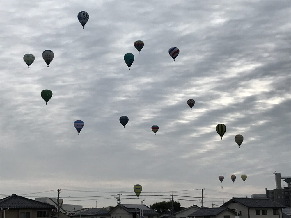 となみに飛ぶ気球の画像