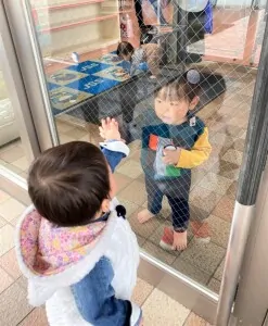 窓越しでのハイタッチ