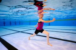 【スイミングスクール】水中ウォーキングで姿勢も改善しよう 画像